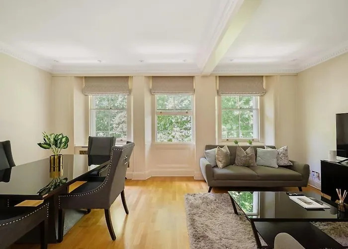 Beautiful 2-Bed Apartment With Private Elevator - Next To Winter Wonderland Hyde Park & Harrods