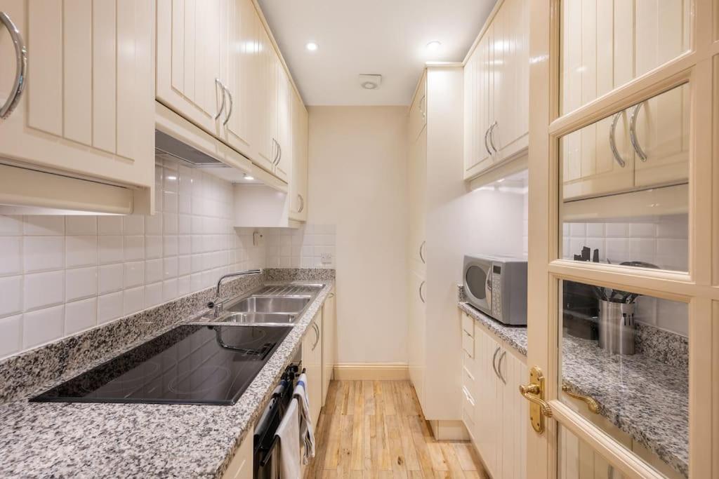 Beautiful 2-bed With Private Elevator - Next To Winter Wonderland Hyde Park & Harrods Londra